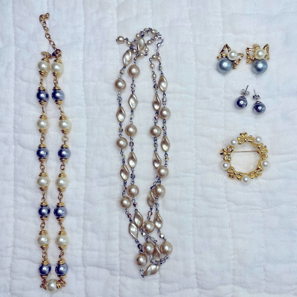 2 Pearl Necklaces & 2 Pairs of Pearl Earrings & a Pearl Brooch (Vintage)